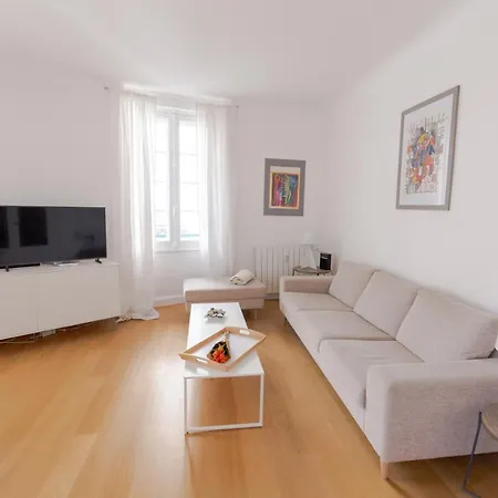 Bel Bourgeois Au Centre-ville De *